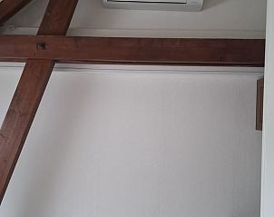 Houten balken en airconditioning in Vakantiehuisje in Hank, Noord Brabant, zorgen voor een charmante en comfortabele sfeer in Hart van Brabant.