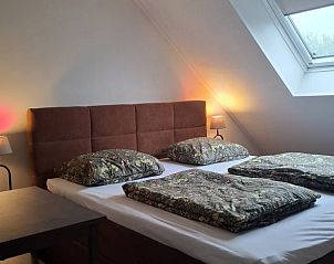 Sfeervolle slaapkamer in Vakantiehuisje in Hank, Noord Brabant, met warme verlichting en comfortabele bedden in Hart van Brabant.