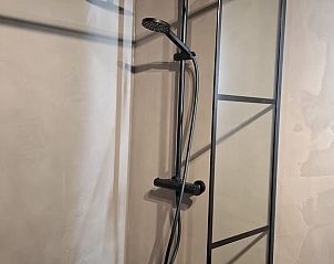 Moderne douche in Vakantiehuisje in Hank, Noord Brabant, biedt luxe en comfort in het Hart van Brabant.