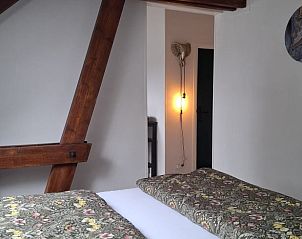 Gezellige slaapkamer in Vakantiehuisje in Hank, Noord Brabant, met houten details en warme verlichting in Hart van Brabant.