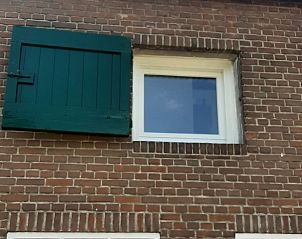 Traditionele gevel van Vakantiehuisje in Hank, Noord Brabant, met groene luiken in het schilderachtige Hart van Brabant.