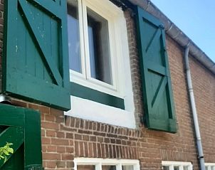 Traditionele ramen met groene luiken van Vakantiehuis in Hank, Noord Brabant, bieden een authentieke sfeer.