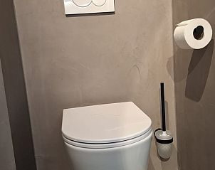 Moderne badkamer met toilet in Huisje in Hank, Hart van Brabant, Noord Brabant.