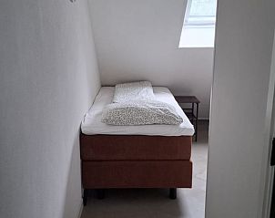 Knusse slaapkamer met eenpersoonsbed in Huisje in Hank, vakantiehuis in Noord Brabant.