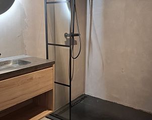 Ruime badkamer met inloopdouche in Huisje in Hank, Hart van Brabant, Noord Brabant.