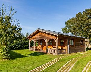 Houten vakantiehuis in Drunen, Noord Brabant omringd door groen.