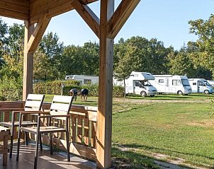 Veranda van Vakantiehuis in Drunen met uitzicht op kampeerterrein.