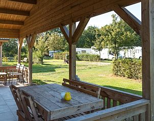 Ruime veranda bij Vakantiehuis in Drunen, Hart van Brabant.