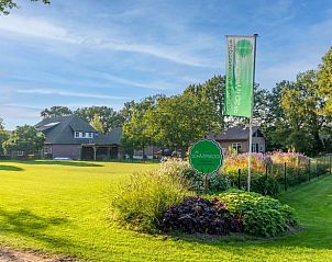 Ingang van Vakantiehuis in Drunen, Hart van Brabant met bloementuin.