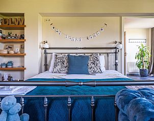 Gezellige slaapkamer in Vakantiehuisje in Boxtel met comfortabel bed en stijlvolle inrichting, gelegen in Hart van Brabant, Noord Brabant.