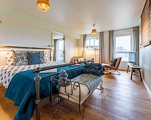 Lichte en ruime slaapkamer in Vakantiehuisje in Boxtel met houten vloer en moderne meubels, ideaal voor een ontspannen verblijf in Noord Brabant.