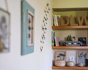 Detail van decoratieve boekenplank in Vakantiehuisje in Boxtel, met persoonlijke accenten en sfeervolle inrichting in Hart van Brabant, Noord Brabant.