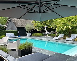 Ontspan bij het zwembad van Huisje in Boxtel, een charmante vakantiewoning in het hart van Noord Brabant, omringd door groen en rust.