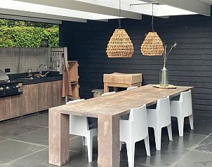 Geniet van de moderne buitenkeuken bij Huisje in Boxtel, een vakantiehuis in het hart van Brabant, Noord Brabant.