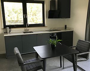 Moderne keuken in Vakantiehuisje in Boxtel, voorzien van alle gemakken, perfect voor een ontspannen verblijf in Noord Brabant.