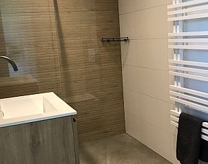 Luxe badkamer in Vakantiehuisje in Boxtel, met moderne douche en stijlvolle afwerking in Noord Brabant.