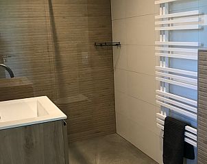 Ruime douche en wastafel in Vakantiehuisje in Boxtel, perfect voor comfort en ontspanning in Noord Brabant.