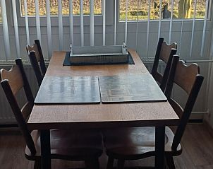 Eetgedeelte in Vakantiehuis in Boxtel met uitzicht op de groene omgeving in Noord Brabant.