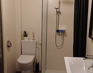 Moderne badkamer in Vakantiehuis in Boxtel, compleet met douche en toilet in Noord Brabant.