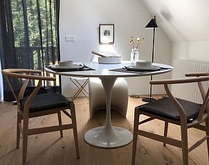 Moderne eetruimte met uitzicht in Huisje in Loon op Zand, vakantieaccommodatie in Hart van Brabant.