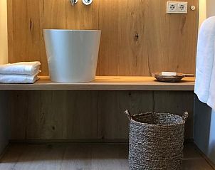 Elegante badkamer in Huisje in Loon op Zand, vakantieaccommodatie in Hart van Brabant.