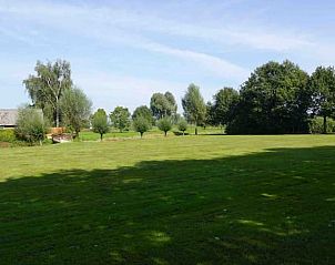 Uitgestrekt grasveld bij Vakantiehuis in Loon op Zand, omgeven door bomen, Hart van Brabant, Noord Brabant.