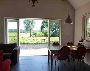 Moderne eetkamer in Vakantiehuis in Loon op Zand met uitzicht op groene tuin, Hart van Brabant, Noord Brabant.
