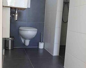 Stijlvolle badkamer met moderne voorzieningen in Vakantiehuis in Loon op Zand, Hart van Brabant, Noord Brabant.