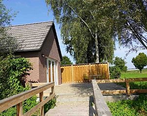 Gezellig terras met houten hek bij Vakantiehuis in Loon op Zand, omringd door natuur, Hart van Brabant, Noord Brabant.