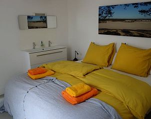 Slaapkamer met gele accenten in Vakantiehuis in Loon op Zand, comfortabel verblijf in Hart van Brabant, Noord Brabant.