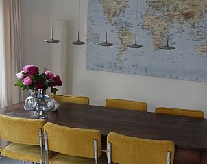 Wereldkaart decoratie in eetkamer Vakantiehuis in Loon op Zand, globetrotter sfeer in Hart van Brabant, Noord Brabant.