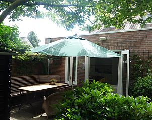 Terras met parasol bij Vakantiehuis in Loon op Zand, schaduwrijke plek in Hart van Brabant, Noord Brabant.