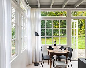 Eethoek met uitzicht in Vakantiehuisje in Loon op Zand, Noord Brabant.