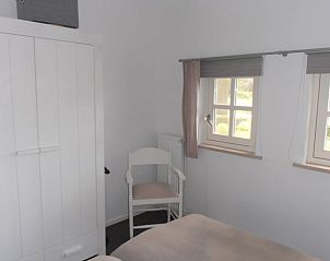 Lichte slaapkamer met uitzicht in Huisje in Loon op Zand, vakantiewoning in Hart van Brabant, Noord Brabant.