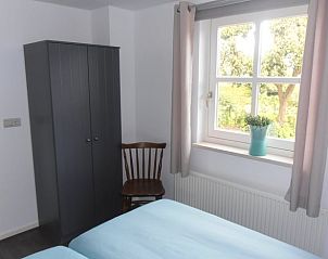 Slaapkamer met kast in Huisje in Loon op Zand, vakantiewoning in Hart van Brabant, Noord Brabant.