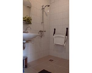 Moderne badkamer in Huisje in Loon op Zand, vakantiehuis in Loon op Zand, Noord Brabant.