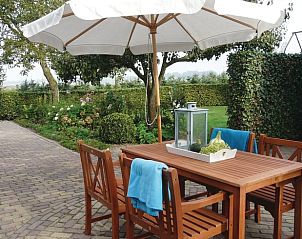 Terras met uitzicht op tuin in Huisje in Loon op Zand, vakantiewoning in Hart van Brabant, Noord Brabant.