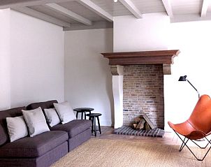 Gezellige woonkamer met open haard in vakantiehuis in Loon op Zand, Hart van Brabant, Noord Brabant.