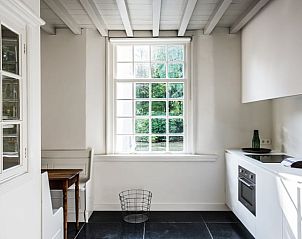 Moderne keuken met uitzicht op de tuin in vakantiehuis in Loon op Zand, Hart van Brabant, Noord Brabant.