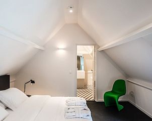 Lichte slaapkamer met ensuite badkamer in vakantiehuis in Loon op Zand, Hart van Brabant, Noord Brabant.
