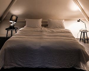 Sfeervolle slaapkamer met zachte verlichting in vakantiehuis in Loon op Zand, Hart van Brabant, Noord Brabant.