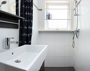 Stijlvolle badkamer in Huisje in Loon op Zand, vakantiehuis in Loon op Zand, Noord Brabant.