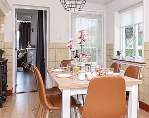 Gezellig terras met parasol bij Huisje in Loon op Zand, vakantiehuis in Hart van Brabant, Noord Brabant.