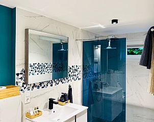 Moderne badkamer in Huisje in Tilburg, vakantieverblijf in Hart van Brabant, Noord Brabant.