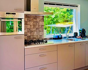 Keuken met uitzicht in Huisje in Tilburg, vakantiehuis in Hart van Brabant, Noord Brabant.