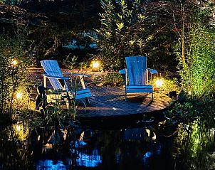 Rustgevend terras aan het water bij Huisje in Tilburg, vakantiehuis in Hart van Brabant, Noord Brabant.