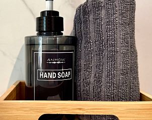 Handzeep in badkamer van Huisje in Tilburg, vakantieverblijf in Hart van Brabant, Noord Brabant.