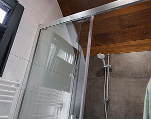 Gezellige binnenruimte van NB135 vakantiehuis in Uitwijk, Noord Brabant met comfortabele zitjes.