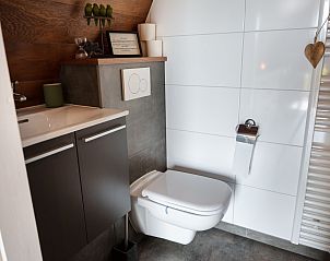 Gezellige eethoek in NB135 vakantiehuis in Uitwijk, Noord Brabant met stijlvolle decoratie.