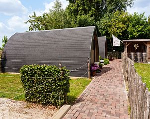 Romantische avond bij NB135 vakantiehuis in Uitwijk, Noord Brabant met verlichte hottub en uitzicht.